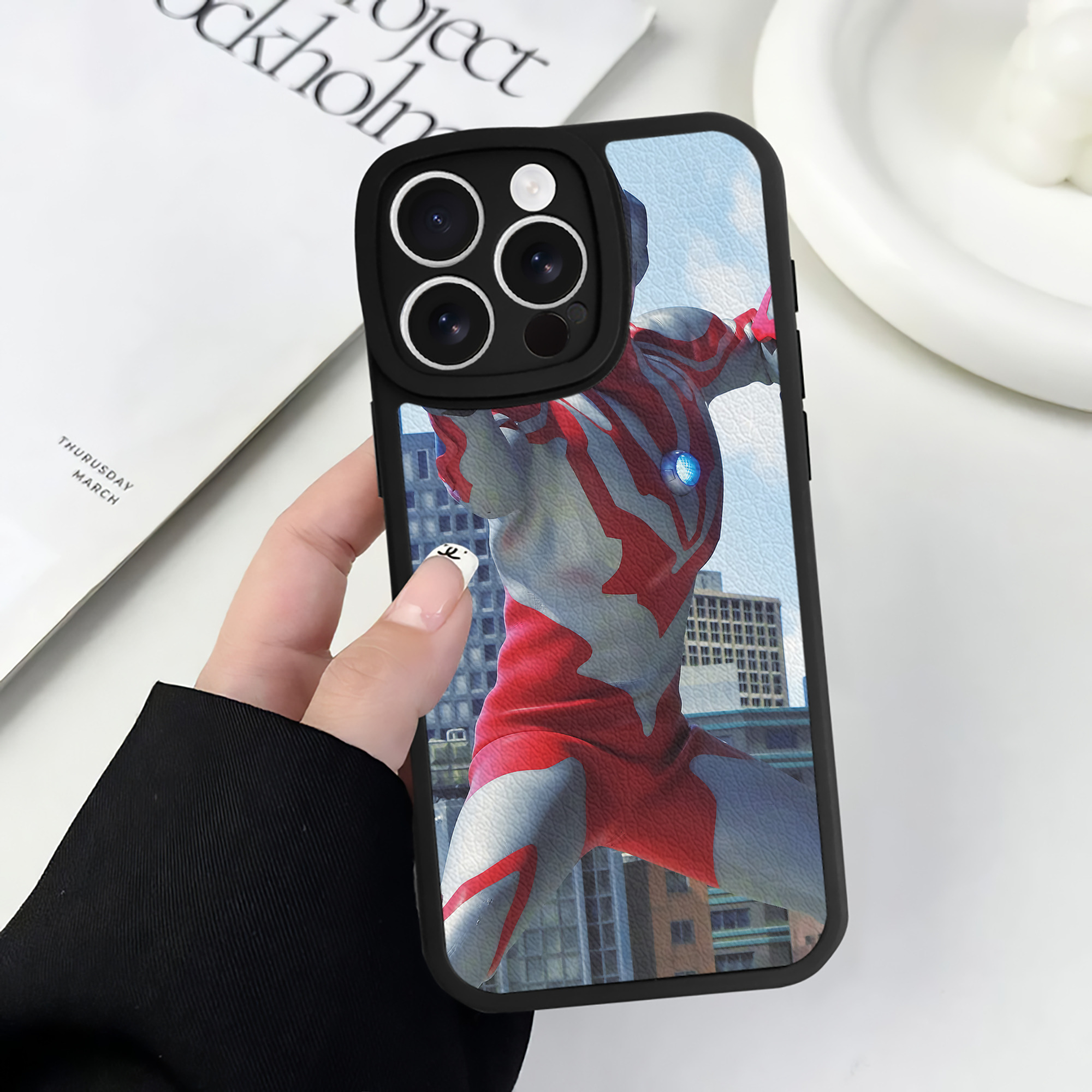 （画像用） ウルトラマン Ultraman 【iPhone 16シリーズ対応】シリコンスマホケース（レザー調） 材質：シリコン